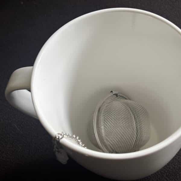 Teekugel in großer Tasse